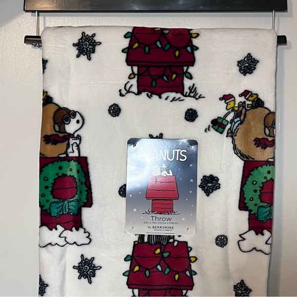 Peanuts Snoopy White Holiday Throw Blanket - Picture 2 of 4